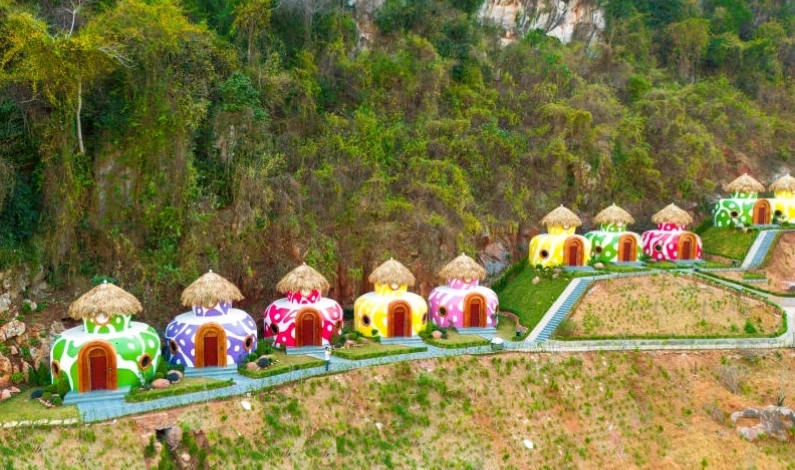 Du khách di chuyển đến Mộc Châu Island