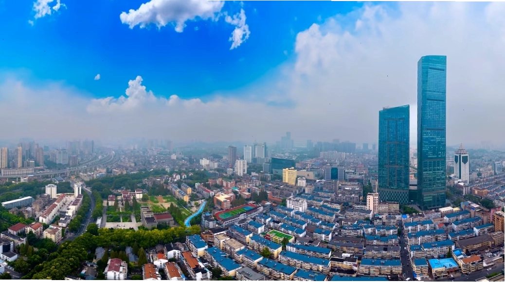 Du khách đi thuyền trên kênh tại một cổ trấn Giang Nam