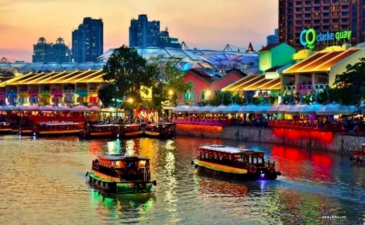 Du khách đi thuyền trên sông Singapore gần Merlion Park