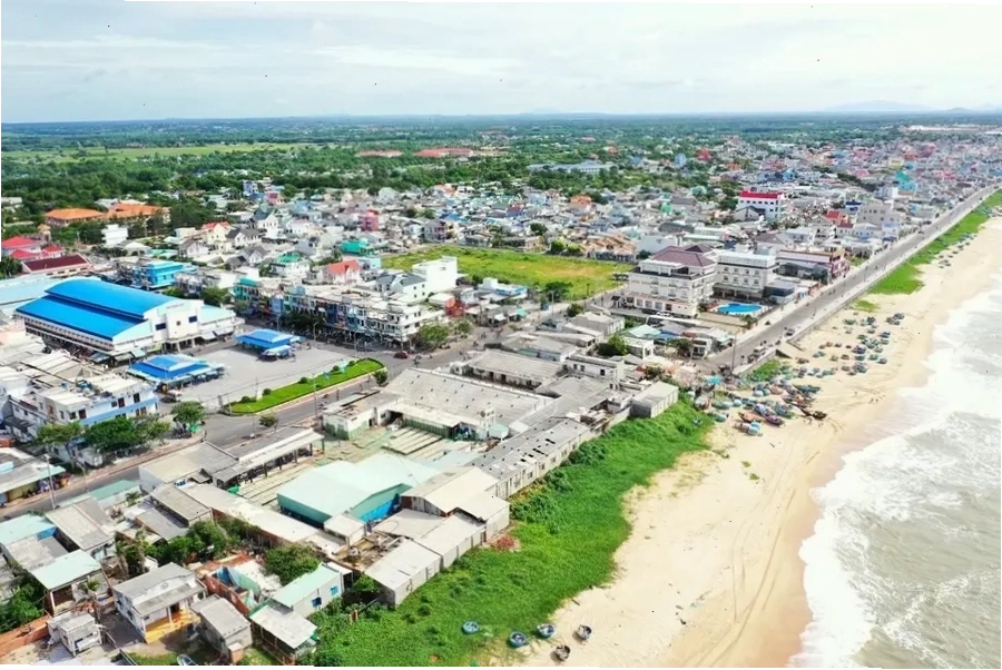 Du khách đi xe máy trên cung đường ven biển Phước Hải