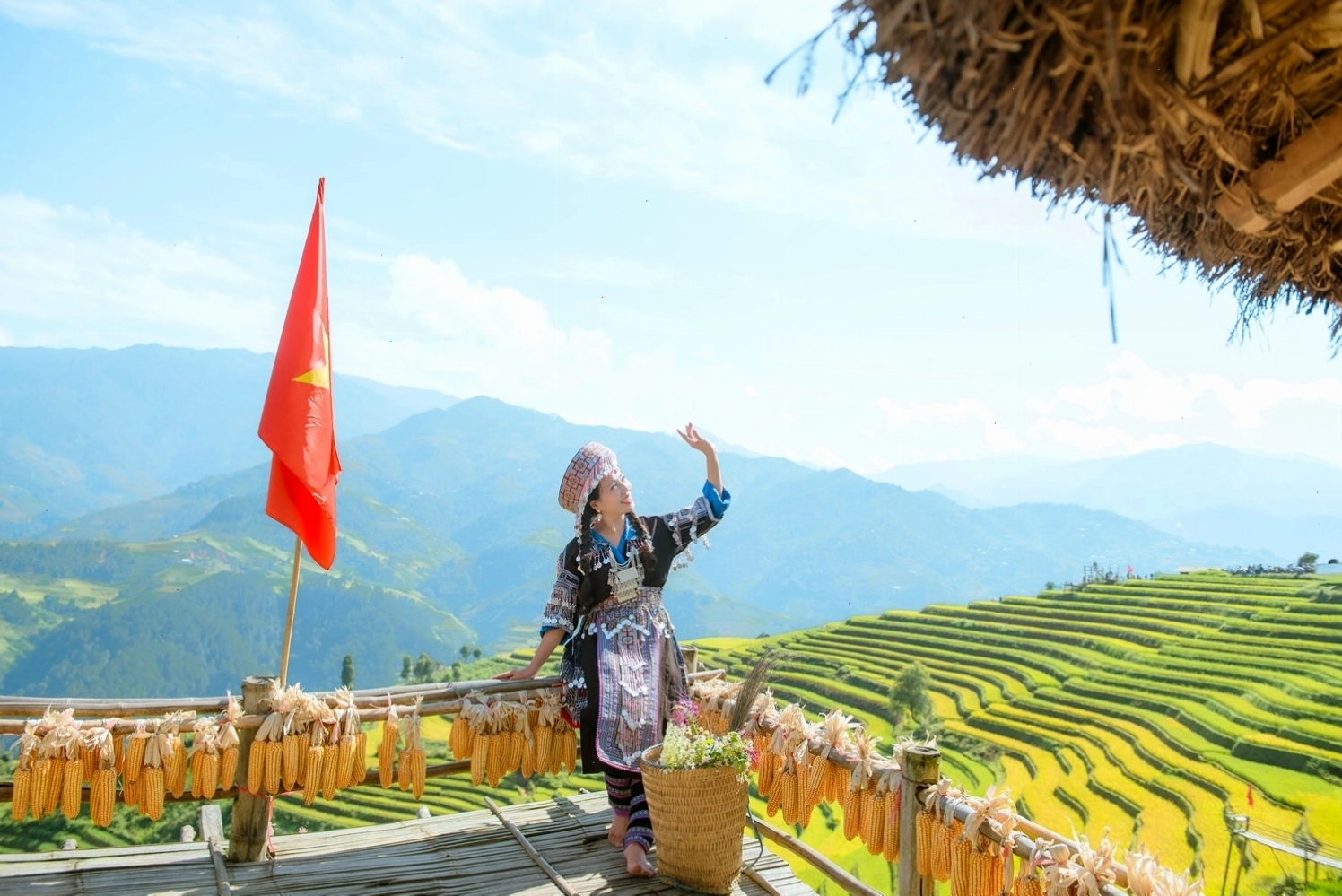 Du khách ghi lại khoảnh khắc mùa vàng Mù Cang Chải