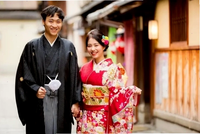 Du khách hứng thú khi mặc kimono chụp ảnh tại Nhật Bản