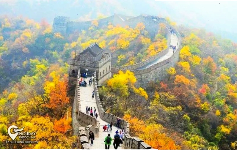 Du khách khám phá Bát Đạt Lĩnh