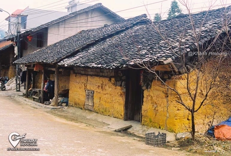 Du khách khám phá thị trấn Phó Bảng trên xe máy