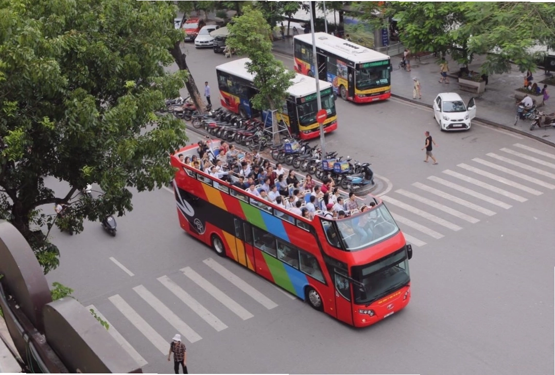 Du khách khám phá TP.HCM với Hop On Hop Off