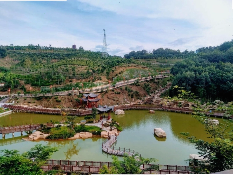 Du khách làm thủ tục tại cửa khẩu Lào Cai trước khi sang Hà Khẩu