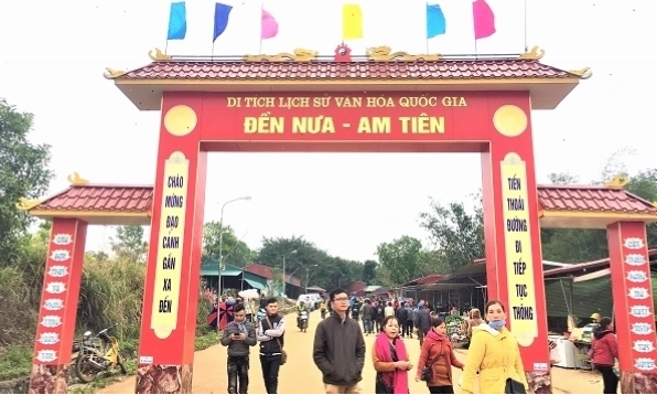 Du khách leo bậc thang lên Am Tiên