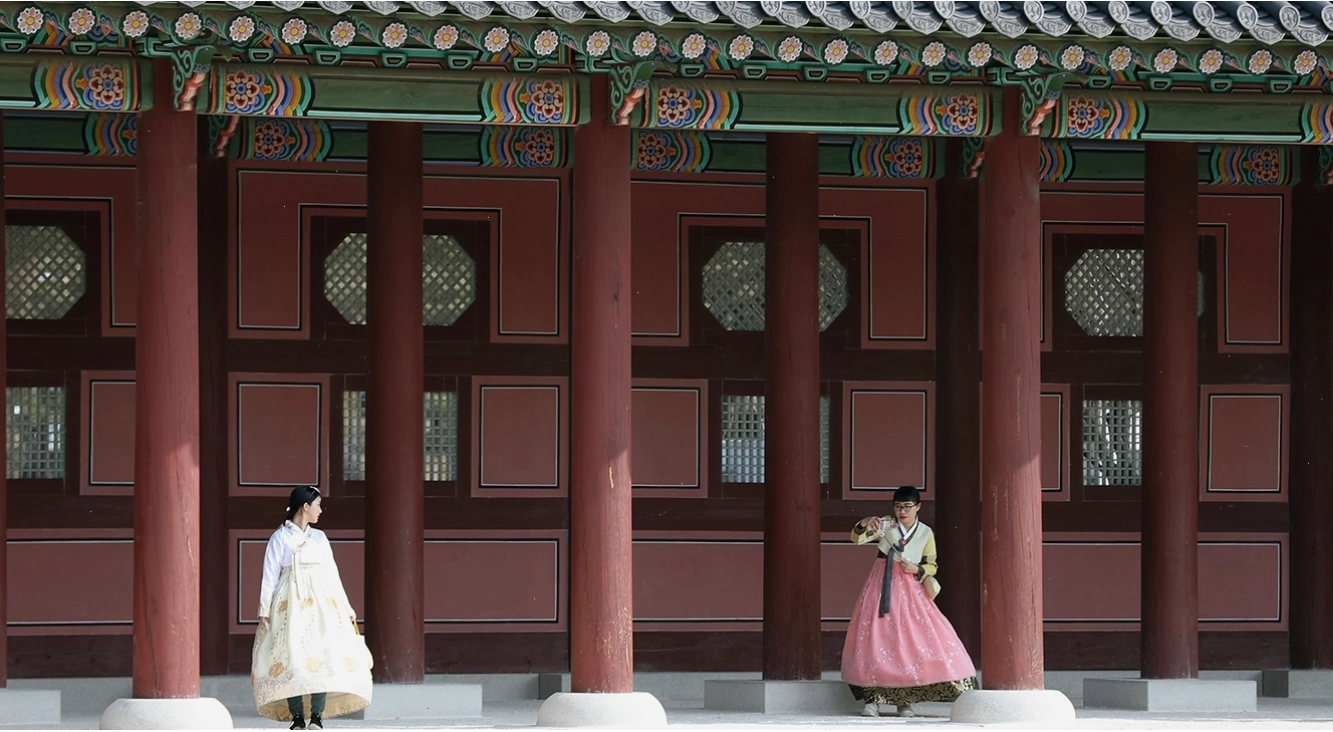 Du khách mặc Hanbok đi dạo trong khuôn viên Cung điện Gyeongbok