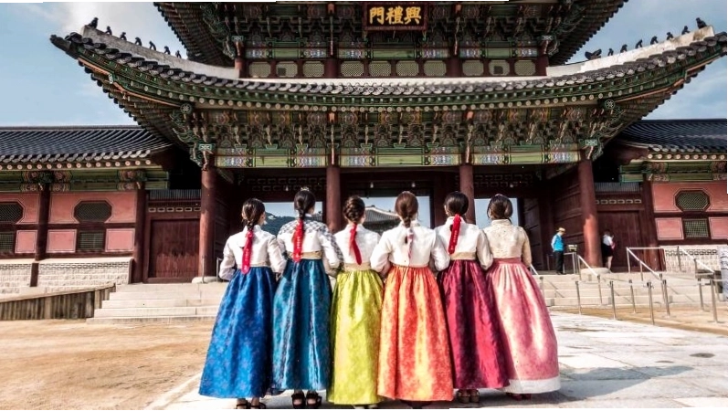 Du khách mặc Hanbok tham quan Cung điện Gyeongbokgung