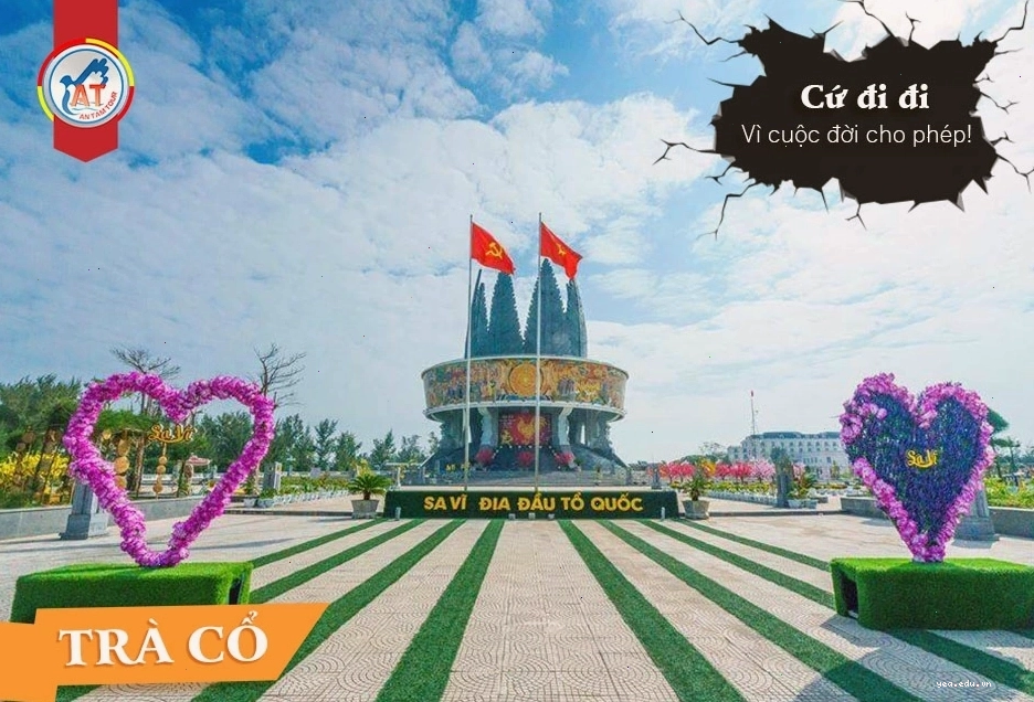 Du khách mua sắm các mặt hàng lưu niệm tại chợ Móng Cái