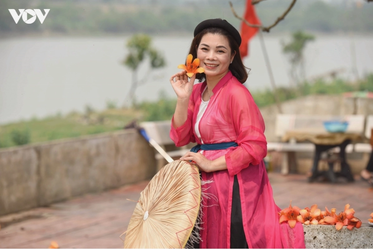 Du khách nô nức chụp ảnh bên cây gạo cổ thụ hơn 200 tuổi nở hoa rực rỡ ở Bắc Giang
