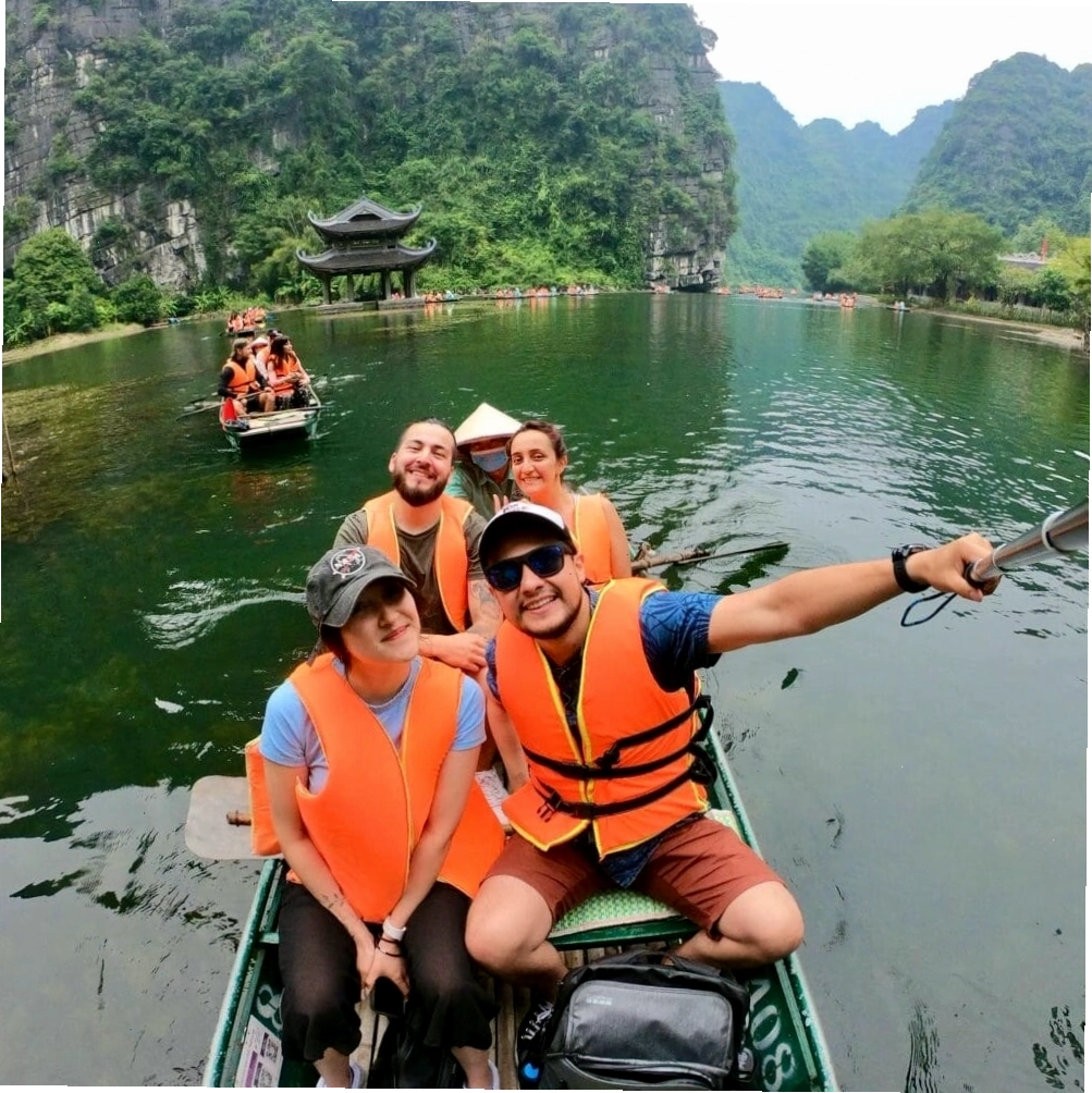 Du khách nước ngoài thích thú với trải nghiệm ngồi đò tham quan di sản Tràng An