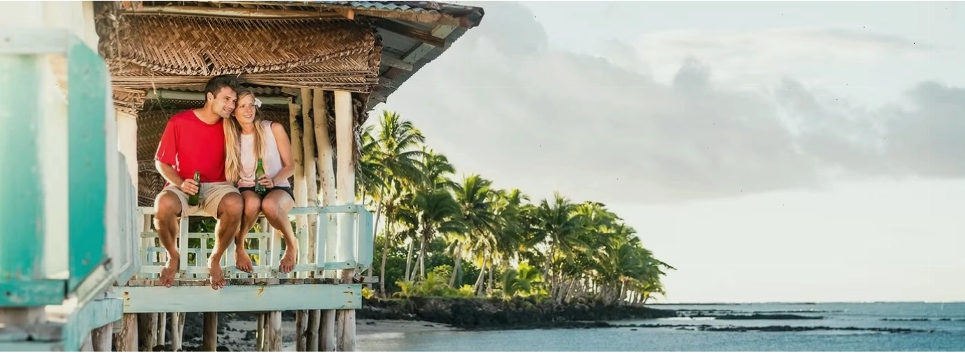 Du khách nước ngoài trải nghiệm lưu trú trong nhà truyền thống của người Samoa