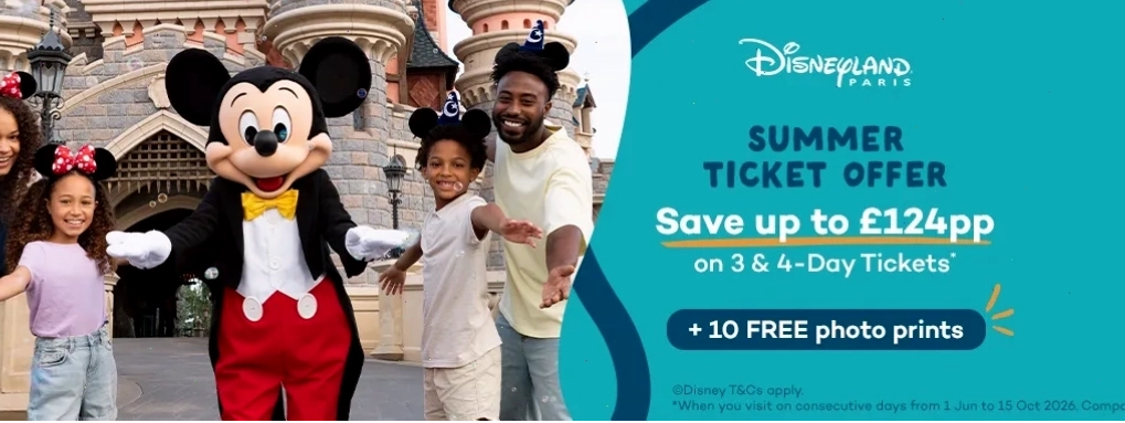 Du khách tận hưởng không khí vui tươi tại Disneyland Paris
