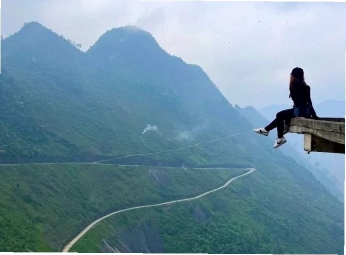 Du khách tạo dáng chụp ảnh trên mặt sàn bê tông nhìn ra sông Nho Quế
