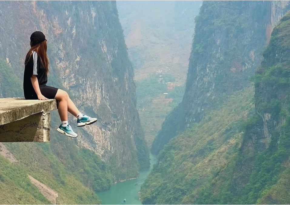 Du khách tạo dáng chụp ảnh trên thuyền ngắm cảnh sông Nho Quế