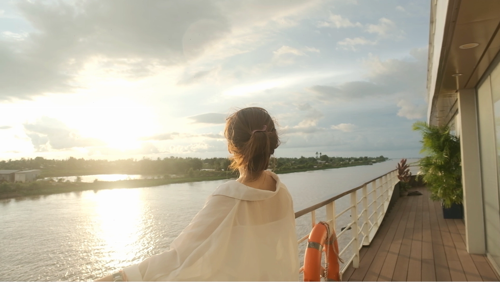 Du khách tập Yoga trên boong tàu ngắm bình minh