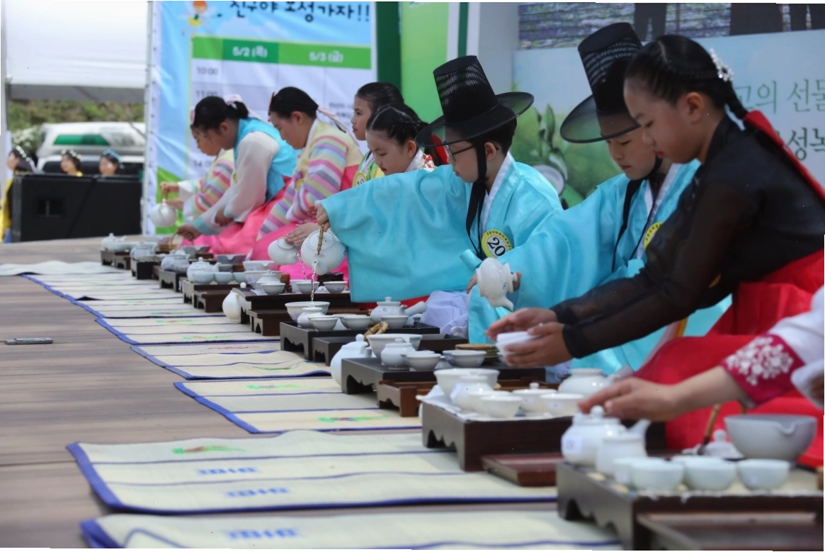 Du khách tham gia trải nghiệm hái trà tại Lễ hội trà xanh Boseong tháng 5