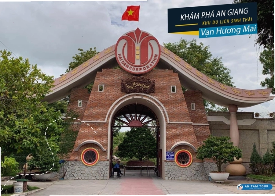 Du khách tham gia trò chơi dân gian tại Vạn Hương Mai