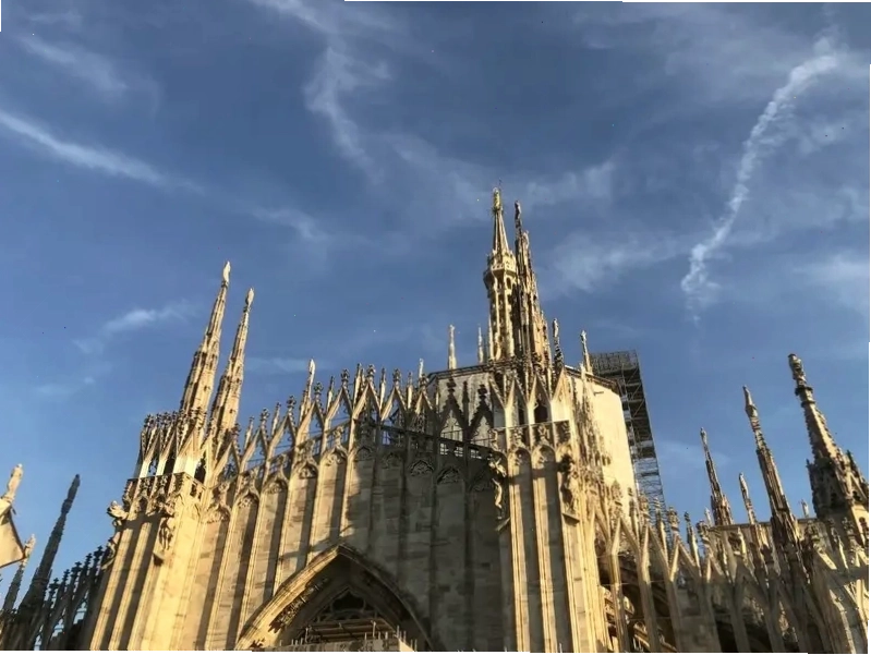 Du khách tham quan các địa danh nổi tiếng ở Milan