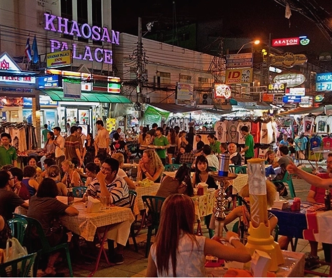 Du khách tham quan chợ đêm tại Khao San