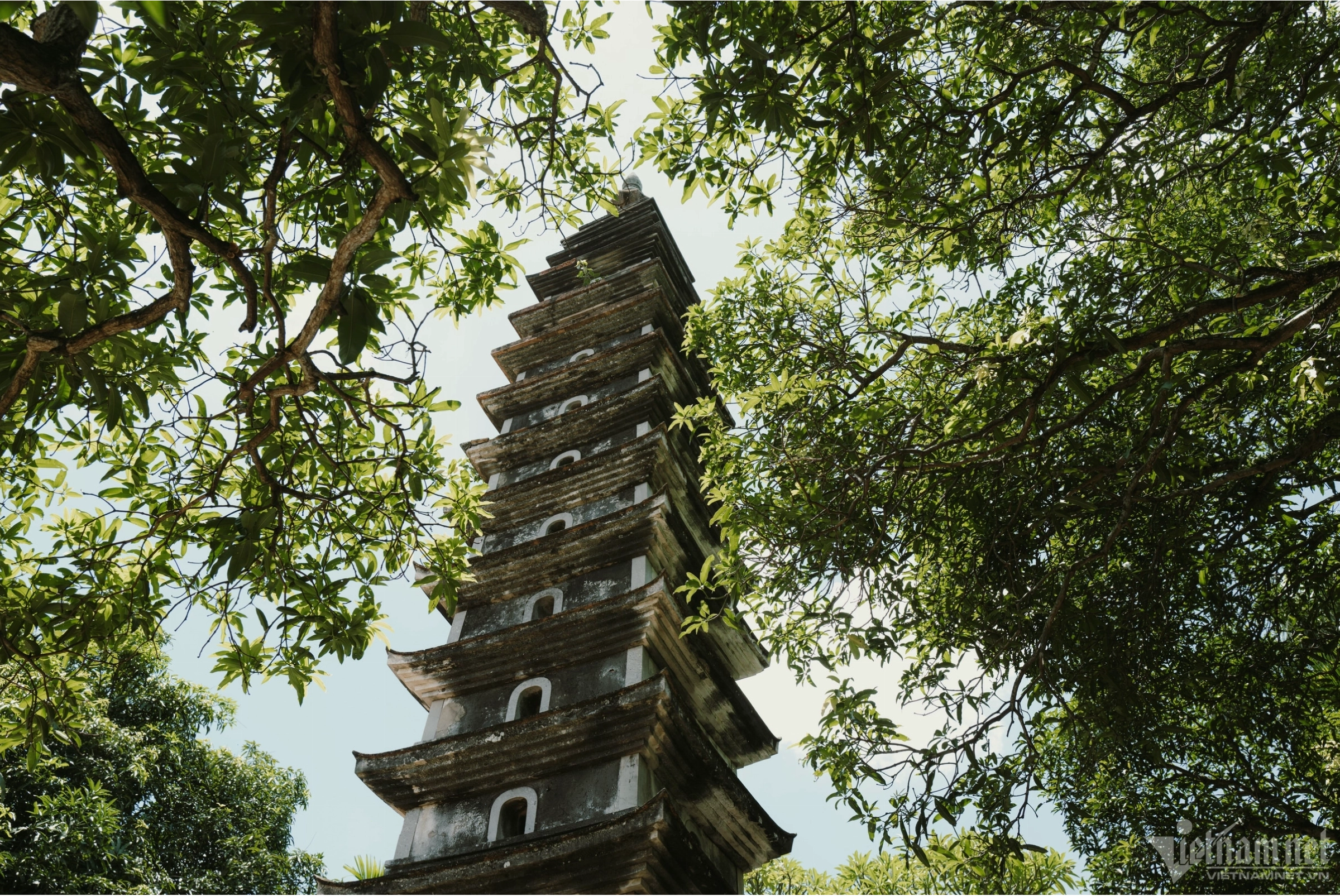 Du khách tham quan Chùa Phổ Minh