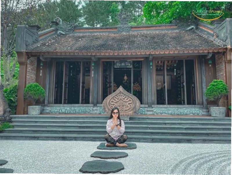 Du khách tham quan Chùa Tam Chúc
