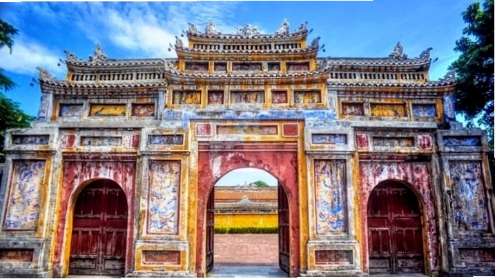 Du khách tham quan Cố đô Huế