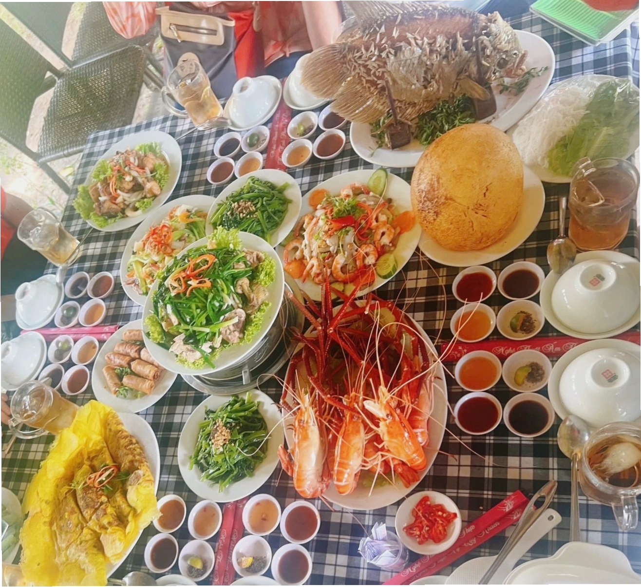 Du khách tham quan Cồn Phụng
