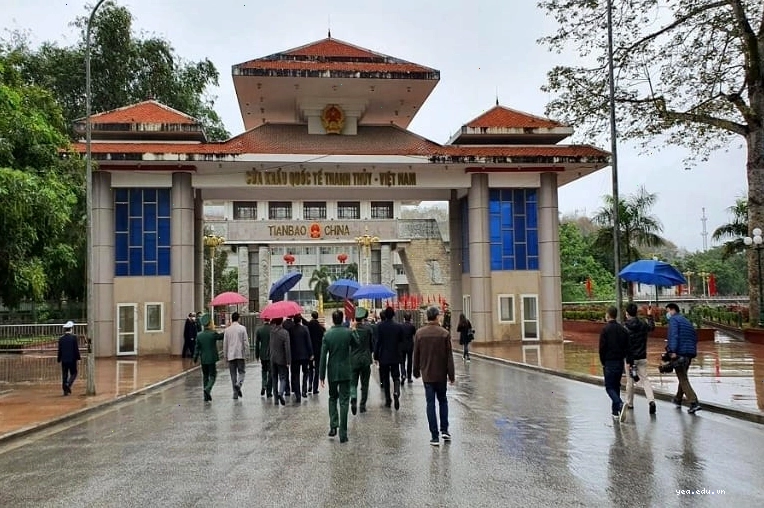 Du khách tham quan cửa khẩu Thanh Thủy ngày một đông hơn