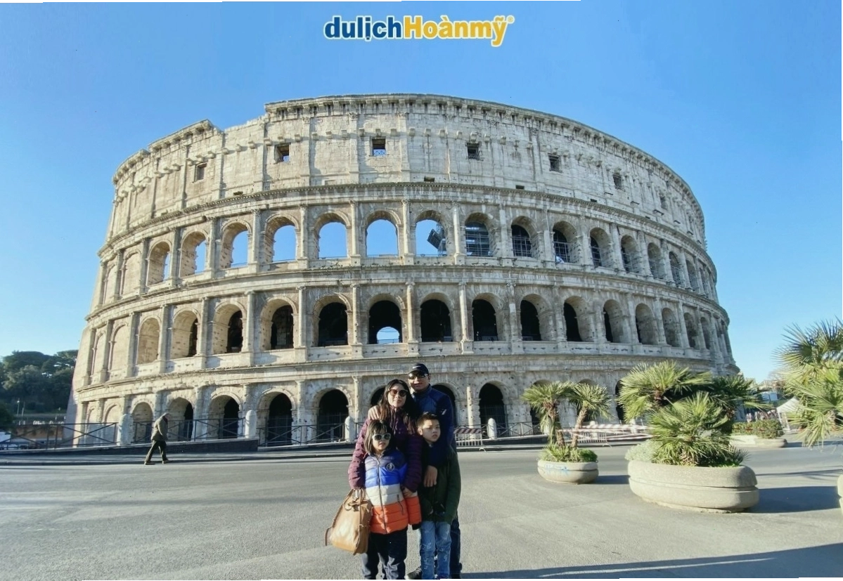 Du khách tham quan Đấu trường La Mã, cảm nhận lịch sử hàng nghìn năm