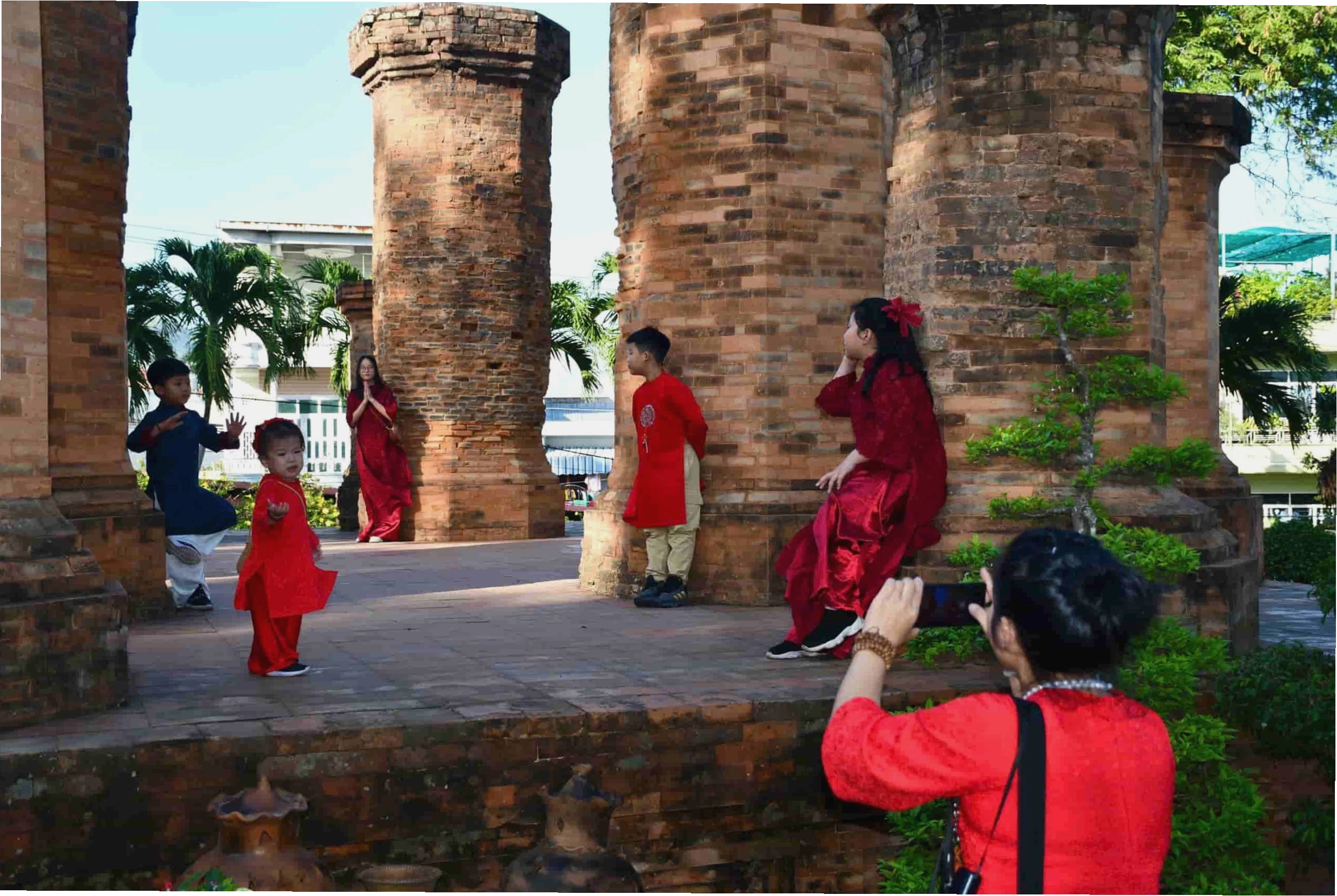 Du khách tham quan di tích Tháp Bà Ponagar tại Nha Trang
