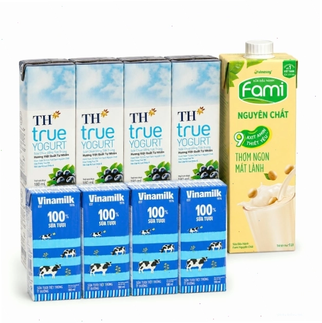 Du khách tham quan đồi chè