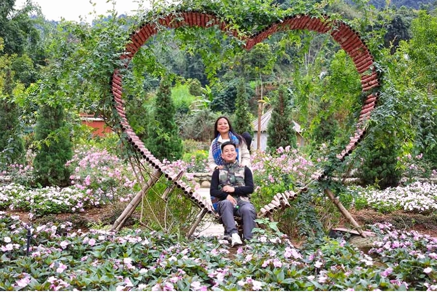 Du khách tham quan hang động tại Bản Thẳm