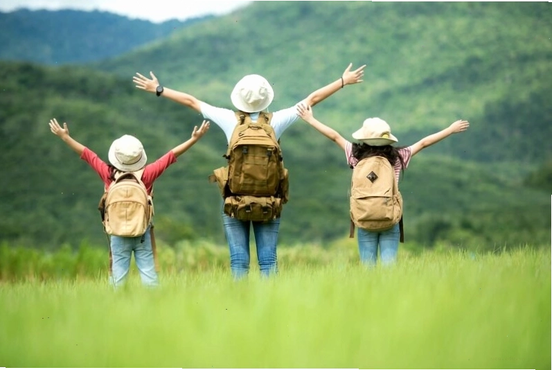Du khách tham quan khu bảo tồn thiên nhiên, thể hiện ý thức trách nhiệm với môi trường