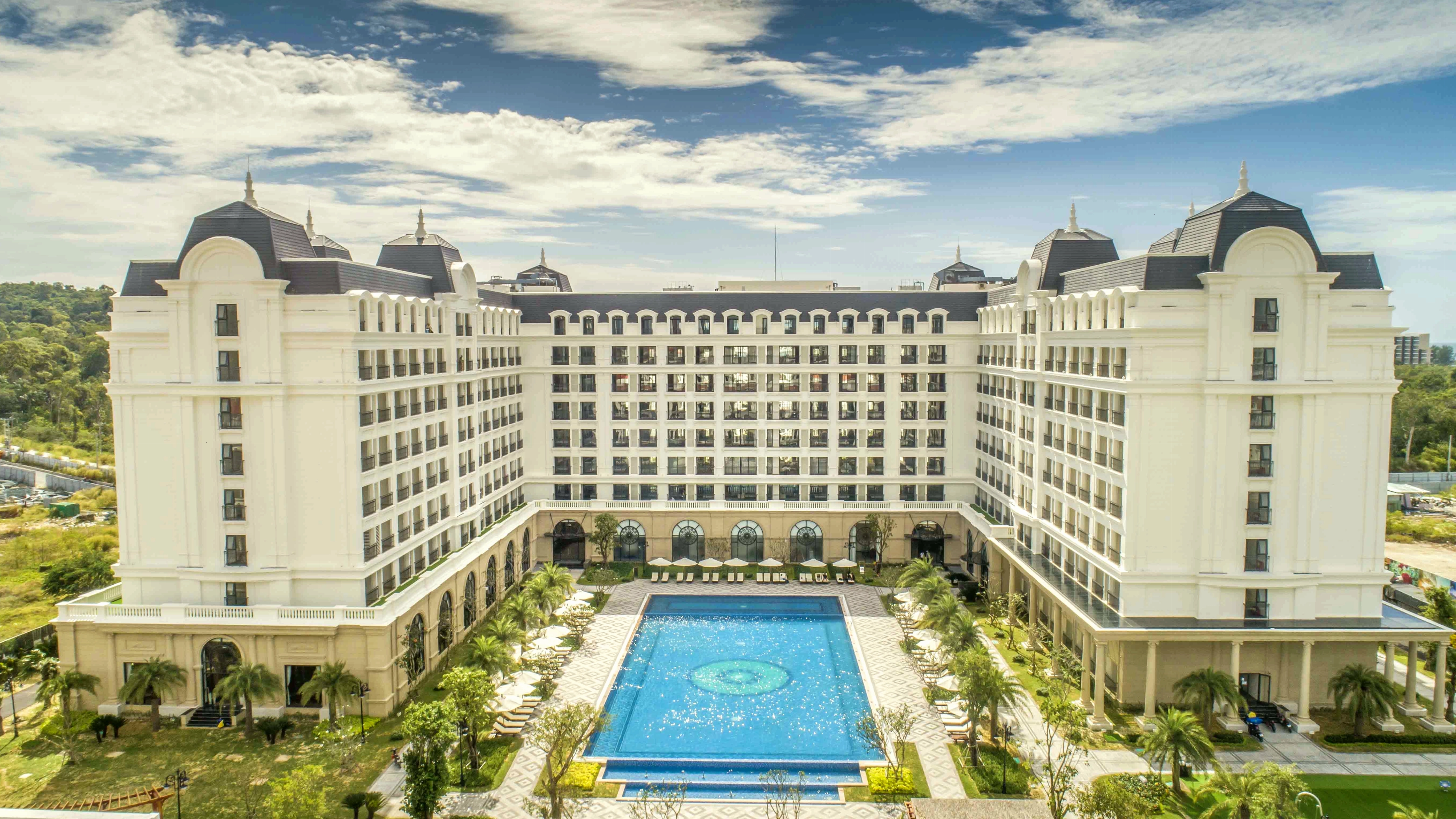 Du khách tham quan Khu Danh Thắng Bửu Long