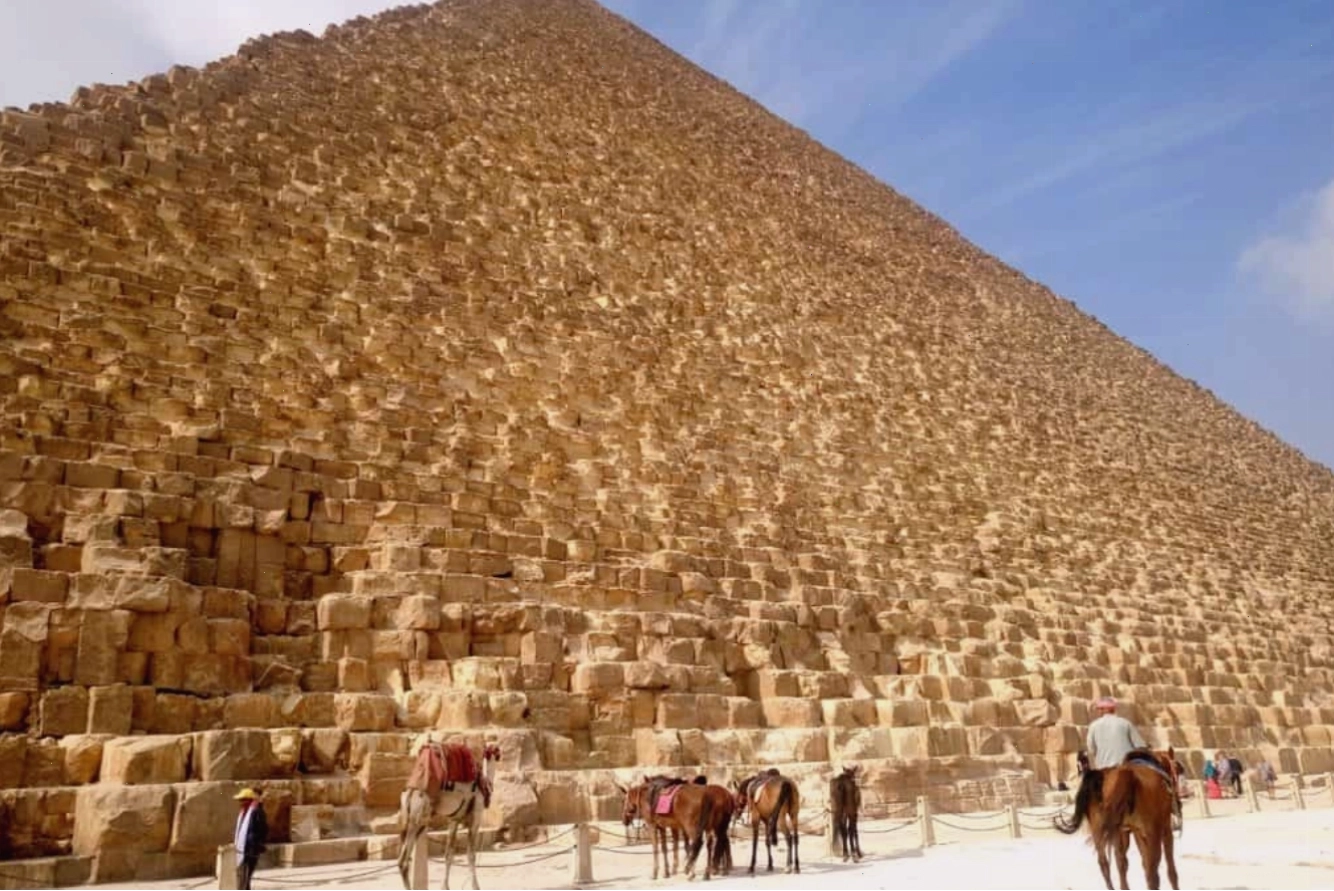 Du khách tham quan khu di tích Kim tự tháp Giza
