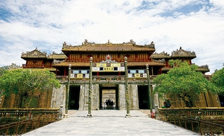 Du khách tham quan Ngọ Môn