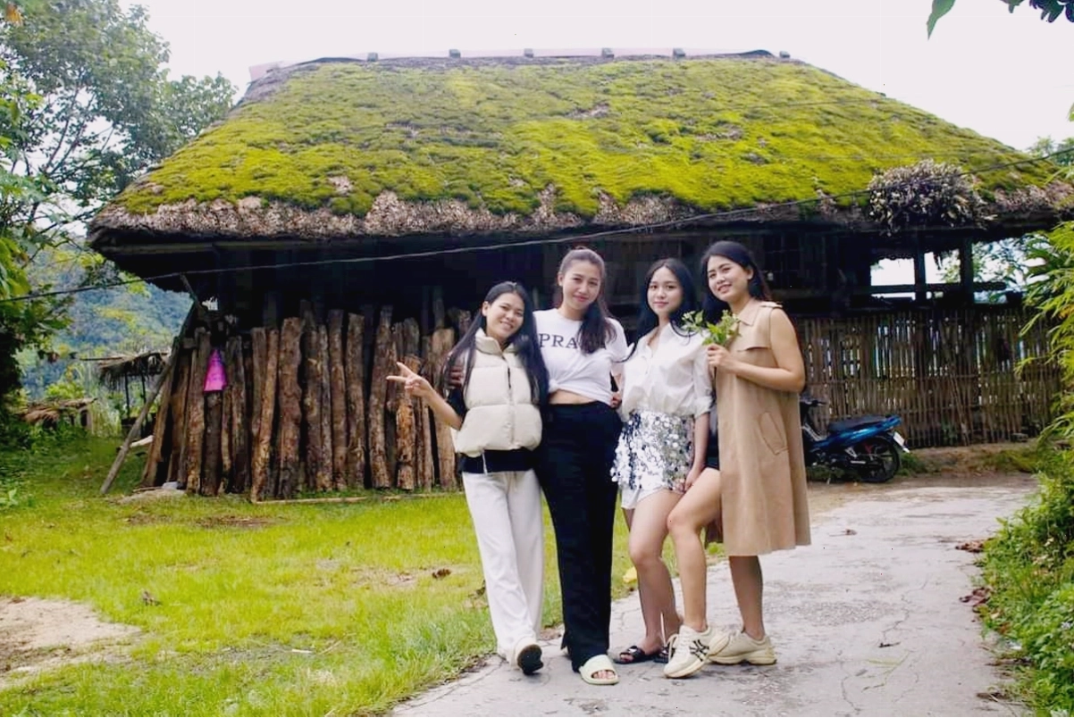 Du khách tham quan ngôi nhà cổ phủ rêu phong thôn Khuổi My