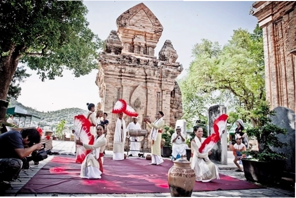Du khách tham quan tại Tháp Bà Ponagar