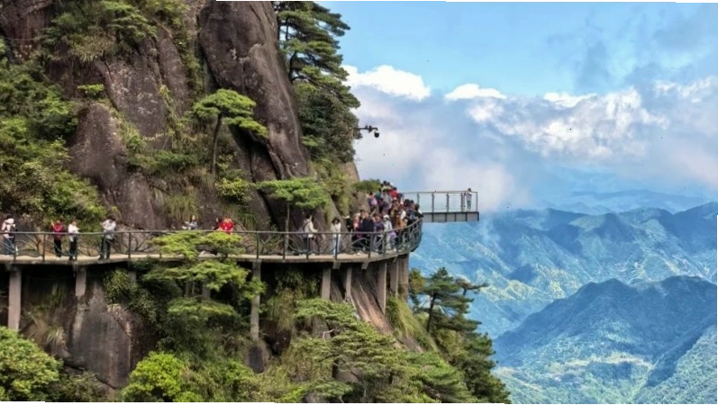 Du khách tham quan Tam Thanh Sơn