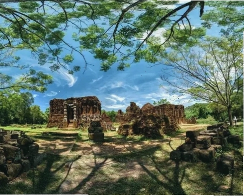 Du khách tham quan Thánh địa Mỹ Sơn