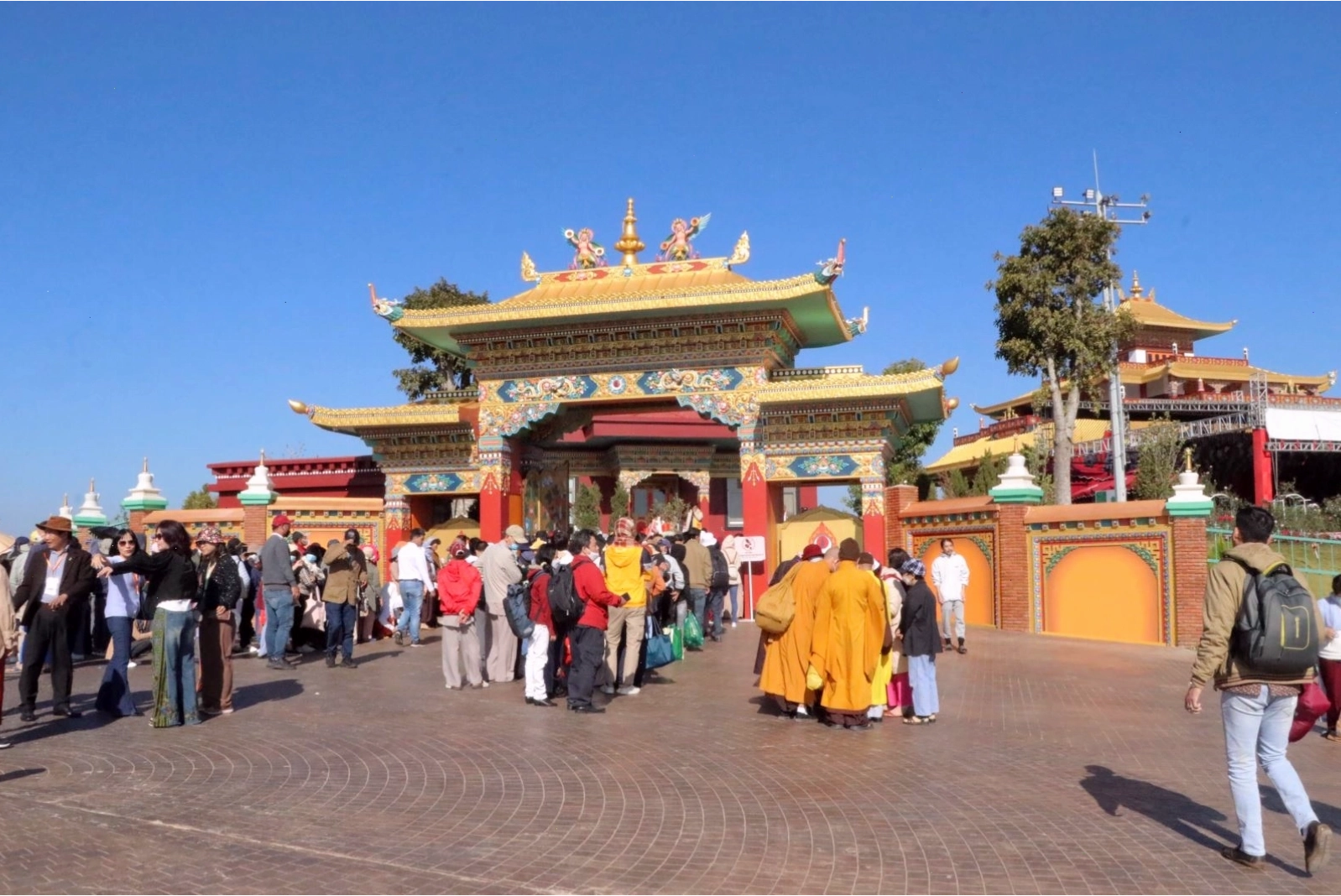Du khách tham quan và chiêm bái tại Đại bảo tháp Kinh luân