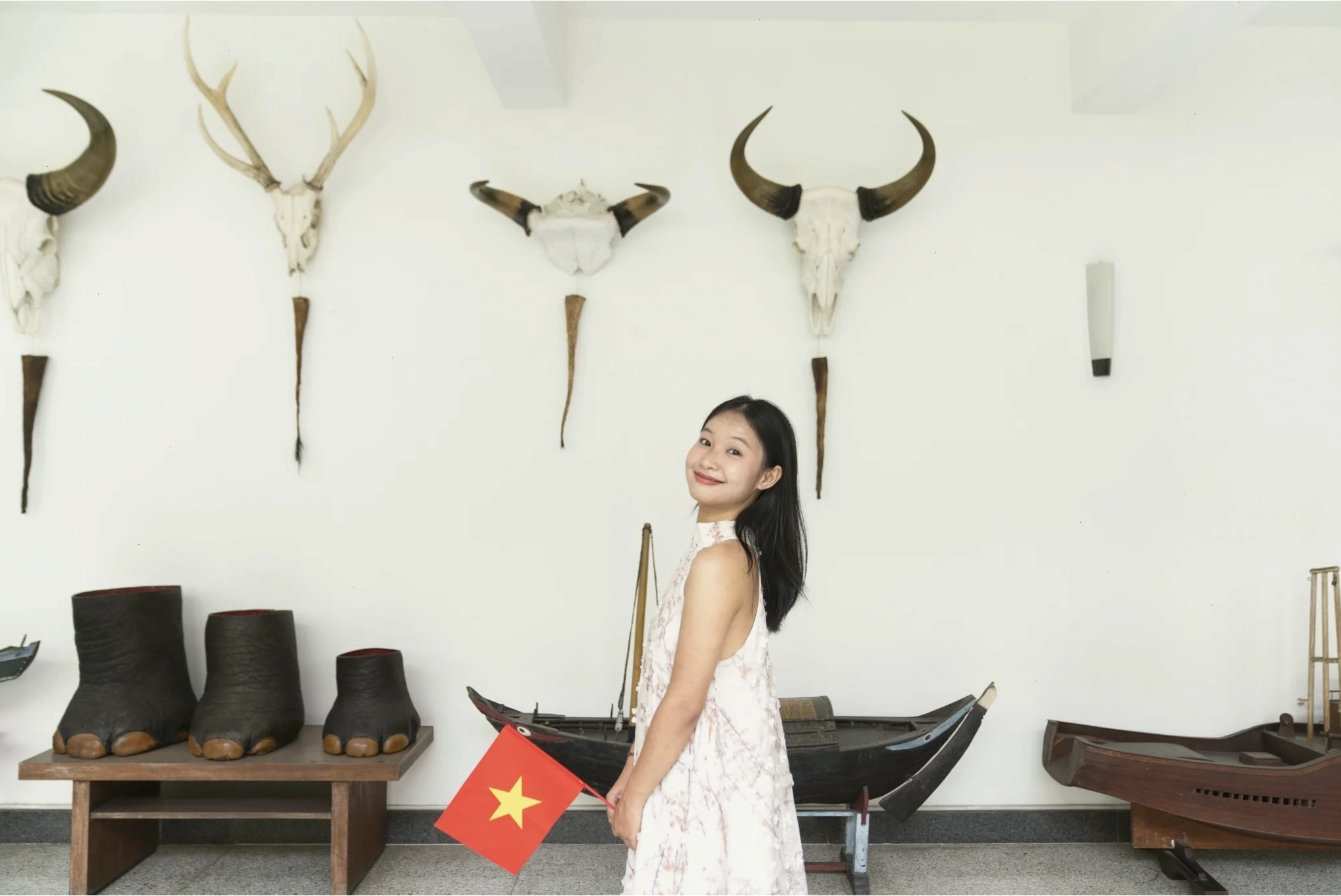 Du khách tham quan và chụp ảnh lưu niệm tại Dinh Độc Lập