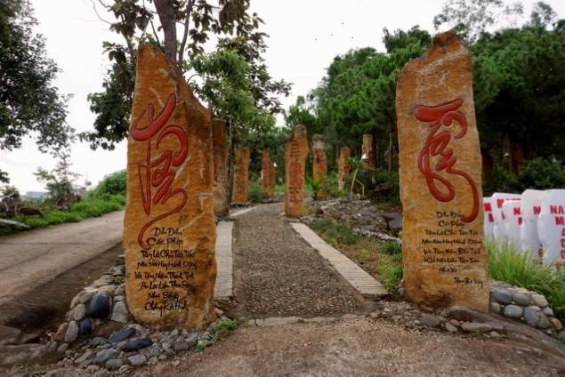 Du khách tham quan và chụp ảnh tại làng chùa Đại Ninh