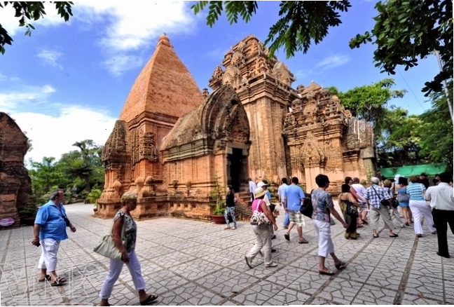 Du khách tham quan và tìm hiểu tại Tháp Bà Ponagar