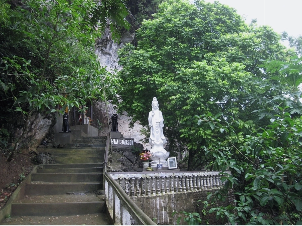 Du khách tham quan, vãn cảnh tại Đầm Đa Hòa Bình
