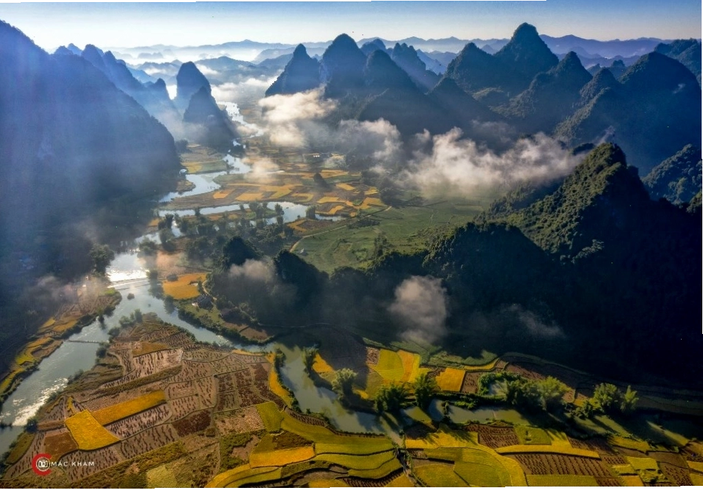 Du khách tham quan vẻ đẹp Cao Bằng