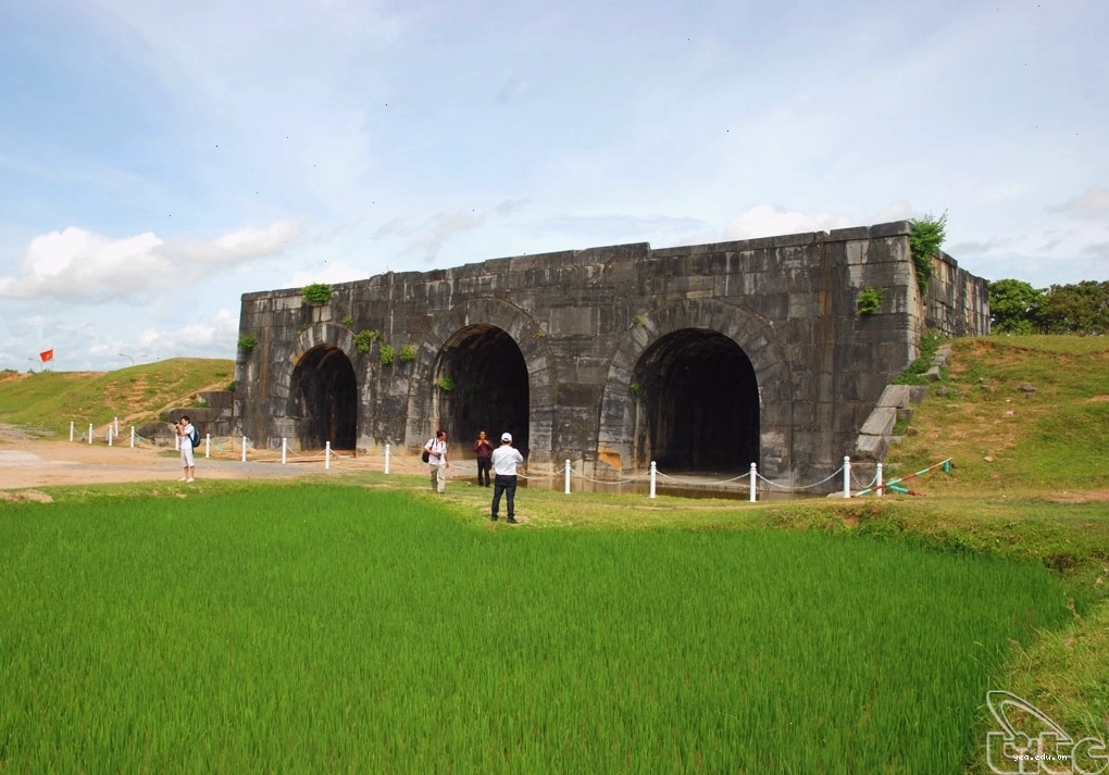 Du khách tham quan Vịnh Hạ Long bằng thuyền