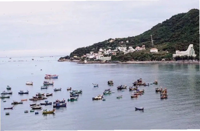 Du khách tham quan Vịnh Vũng Rô